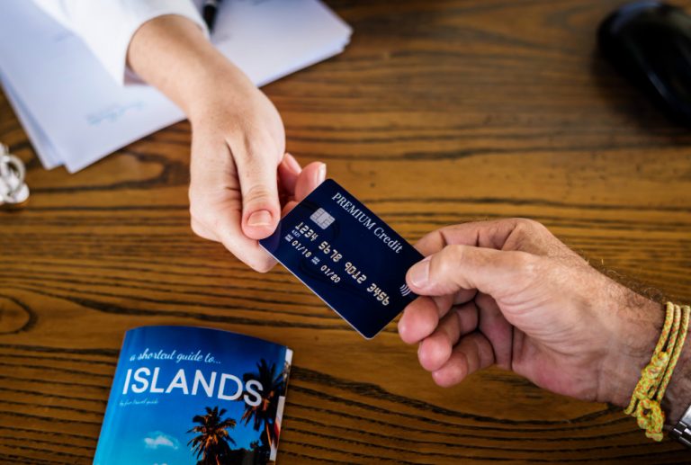 Bank cards for travelers: How to choose the best option for your trips abroad?